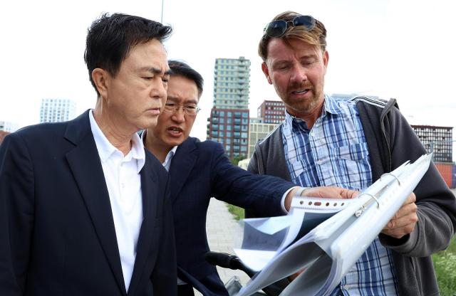 김태흠 충남지사 NDSM Werf 시찰 모습사진충남도