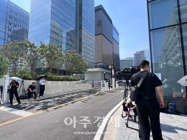 윤석열 전 대통령에 대한 김건희 특검팀의 첫 소환 조사가 예정된 29일 서울 종로구 특검 사무실 앞에 취재진이 대기하고 있다 윤 전 대통은 이날 오전 10시로 예정됐던 특검팀의 소환 요구에 출석하지 않았다 사진원은미 기자