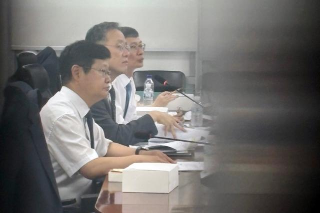 이형일 기획재정부 1차관왼쪽 두번째이 29일 국회에서 열린 세제 개편안 마련을 위한 비공개 당정 협의회에서 발언하고 있다 사진연합뉴스