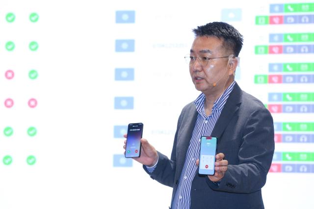 G유플러스가 3대 보안 체계와 보이스피싱·스미싱 예방 풀패키지를 중심으로 한 보안퍼스트 전략을 공개하며 ‘보이스피싱 피해 예방에 진심인 통신사가 되겠다’는 비전을 제시했다 사진은 홍관희 LG유플러스 정보보안센터장이 악성 앱 제어 서버를 통해 악성 앱이 감염된 스마트폰의 통화가 조작되는 과정을 설명하는 모습 사진LG유플러스