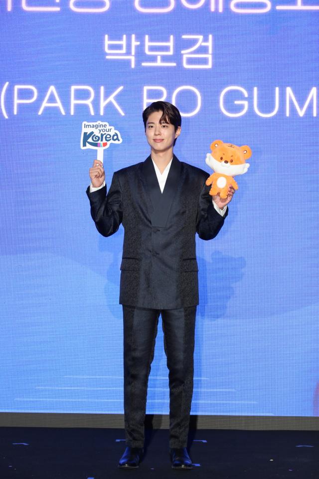 배우 박보검이 29일 서울 강남 SJ쿤스트할레에서 진행한 ‘2025년 한국관광 명예홍보대사위촉식에서 2025 한국 관광 명예홍보대사로 위촉됐다 사진한국관광공사