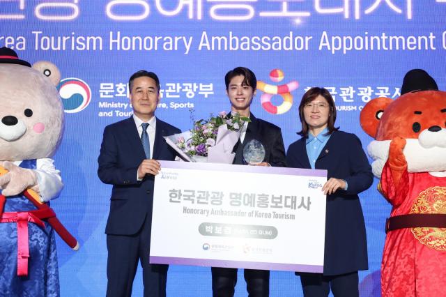 29일 서울 강남 SJ쿤스트할레에서 진행한 ‘2025년 한국관광 명예홍보대사위촉식에서 서영충 한국관광공사 사장직무대행왼쪽부터 박보검 장미란 문화체육관광부 제2차관이 기념 사진을 촬영하고 있다 사진한국관광공사