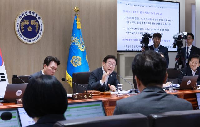 이재명 대통령이 29일 서울 용산 대통령실 청사에서 열린 국무회의에서 김영훈 고용노동부 장관의 발제를 들은 뒤 국무위원들과 중대재해 근절 대책 토론을 하고 있다 사진연합뉴스