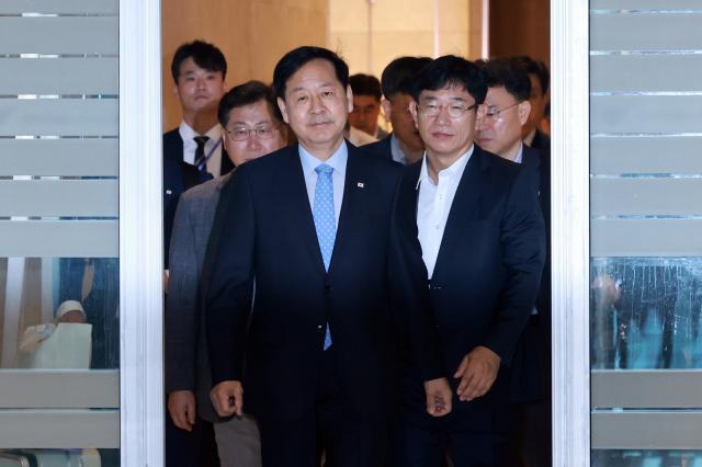 스콧 베선트 미국 재무장관과 면담하기 위해 워싱턴DC으로 향하는 구윤철 부총리 겸 기획재정부 장관이 29일 인천국제공항 제2여객터미널 귀빈실에서 나오고 있다 사진연합뉴스