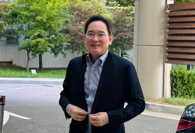 이재용 삼성전자 회장이 29일 강서구 서울김포비즈니스항공센터SGBAC를 통해 워싱턴으로 출국하고 있다 사진연합뉴스