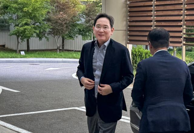 이재용 삼성전자 회장이 29일 서울 강서구 서울김포비즈니스항공센터SGBAC를 통해 워싱턴으로 출국하고 있다 사진연합뉴스