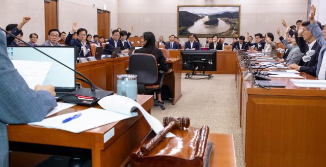 29일 국회에서 열린 농림축산식품해양수산위 전체 회의에서 여야 의원들이 농수산가격안정제 도입을 핵심으로 하는 농안법과 양곡법을 처리하고 있다