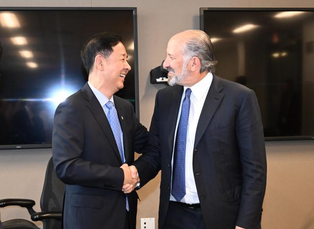 한·미 통상협의차 미국 워싱턴DC를 방문 중인 구윤철 부총리 겸 기획재정부 장관이 29일현지시간 미국 상무부에서 하워드 러트닉 상무장관과의 통상협의에 앞서 악수하며 인사하고 있다 사진기획재정부