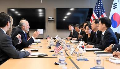 韩国财长具润哲会晤美国商务部长卢特尼克