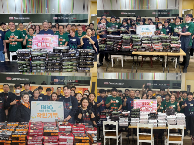 BBQ가 7월 한 달간 지역별 복지기관을 대상으로 1000마리의 치킨을 기부하며 지역 사회에 선한 영향력을 전파했다 사진은 BBQ 치킨대학에서 착한기부 후 기념사진을 남기고 있는 가맹점주패밀리들의 모습 사진제너시스BBQ그룹