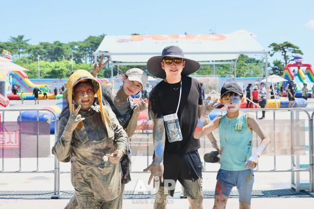 2025년 7월 27일 충남 보령에서 열린 머드축제에서 한 가족이 사진을 찍기위해 포즈를 취하고있다