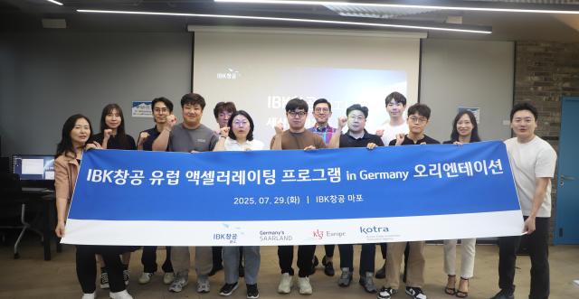 지난 29일 서울 마포구 소재 IBK창공 마포센터에서 프로그램 오리엔테이션 참여기업 관계자들이 기념 촬영하고 있는 모습 사진IBK기업은행
