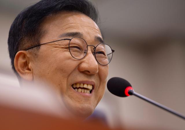 김윤덕 국토교통부 장관 후보자가 29일 국회 국토교통위원회에서 열린 인사청문회에서 답변 도중 밝게 웃고 있다 사진연합뉴스