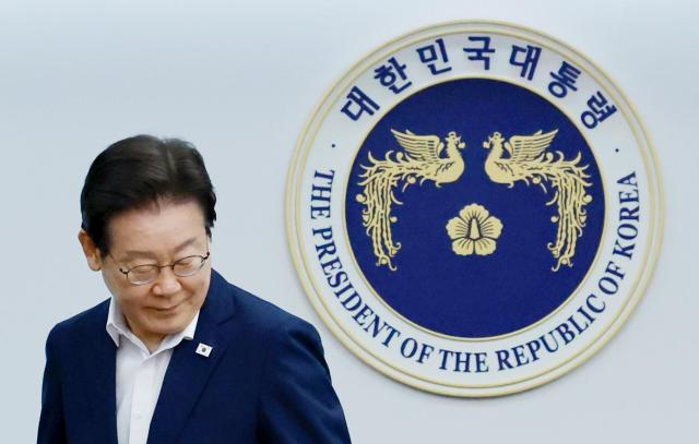 이재명 대통령이 30일 서울 용산 대통령실 청사에서 열린 비상경제점검 태스크포스TF 3차 회의에서 국기에 경례를 마친 뒤 자리로 향하고 있다 사진연합뉴스