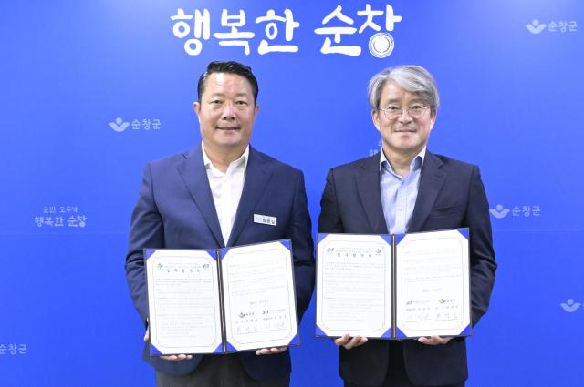 최영일 순창군수왼쪽와 이경윤 전북문화관광재단 대표이사가 30일 업무협약을 체결하고 있다사진순창군