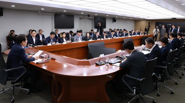 이재명 대통령이 30일 서울 용산 대통령실 청사에서 열린 비상경제점검 태스크포스TF 3차 회의를 주재하고 있다사진연합뉴스