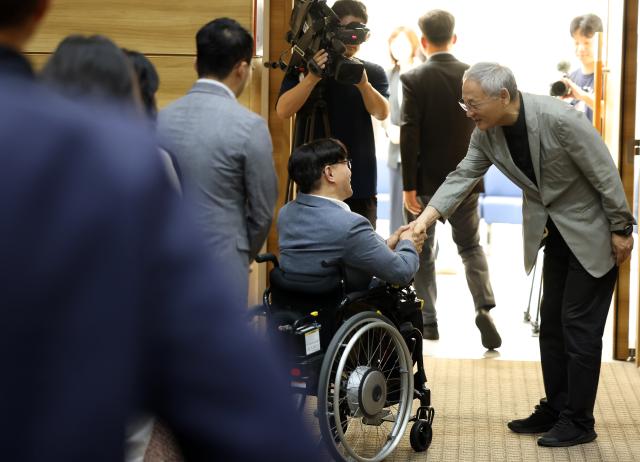 유인촌 문화체육관광부 장관이 30일 정부세종청사에서 열린 이임식을 마치고 직원과 인사하고 있다 사진문화체육관광부