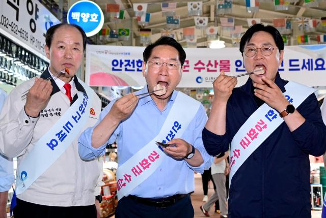 유정복 인천광역시장이 30일 강화군 외포항 수산물 직판장에서 수산물을 시식하고 있다 사진인천시
