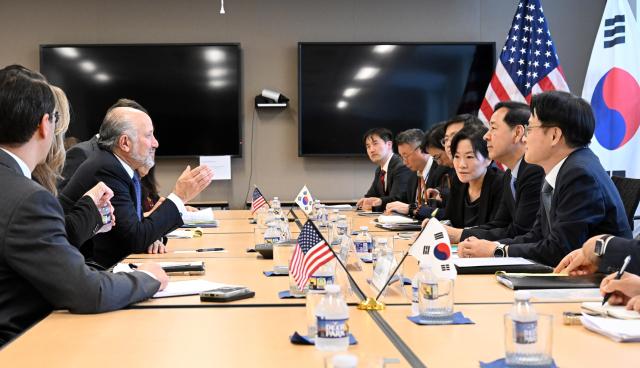 [K-Trade] South Korean deputy PM meets US commerce chief on tariff talks