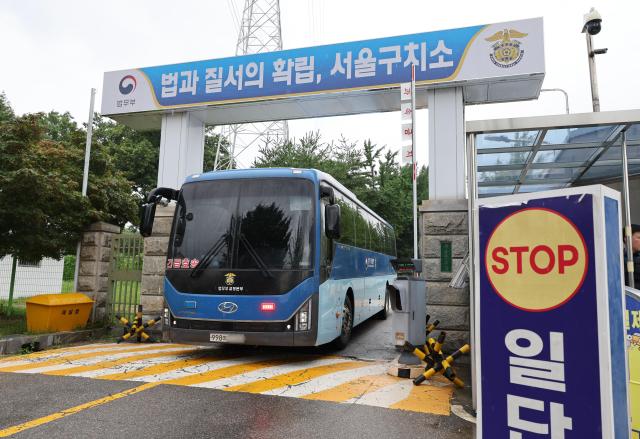 서울구치소 나서는 법무부 호송차량 사진연합뉴스