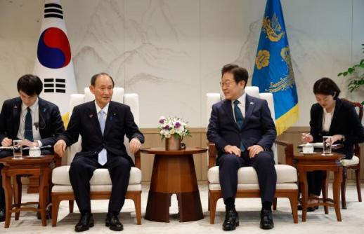 李대통령, 스가 전 日총리 만나 양국 관계 미래지향적 발전 기대