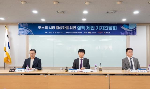 30일 중소기업중앙회 상생룸에서 코스닥시장활성화를 위한 정책제안 기자간담회가 진행되고 있다 왼쪽부터 송병준 벤처기업협회장 이동훈 코스닥협회장 김학균 한국벤처캐피탈협회장 사진벤처기업협회
