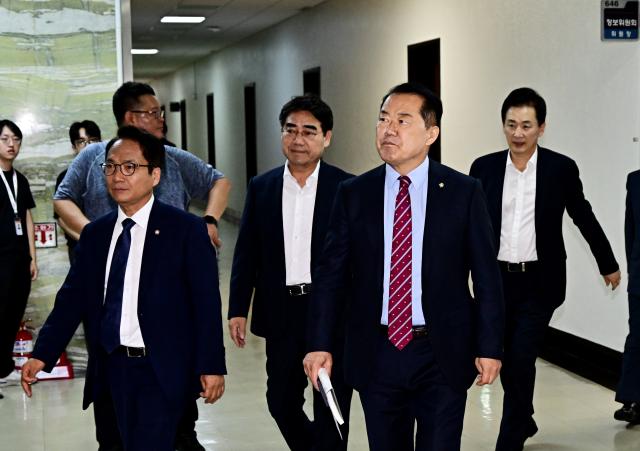 신성범 국회 정보위원장을 비롯한 여야 정보위 소속 의원들이 30일 국회에서 열린 정보위원회에 입장하고 있다 사진연합뉴스