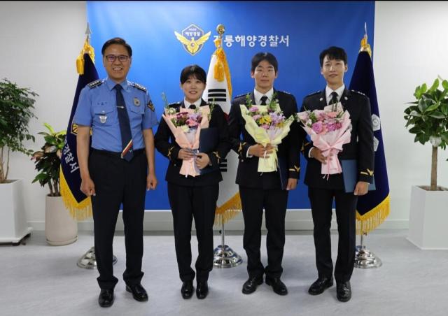 박홍식 서장왼쪽이 승진자에게는 임명장 수여와 함께 계급장 부착 및 꽃다발 전달이 이루어졌다 사진강릉해경