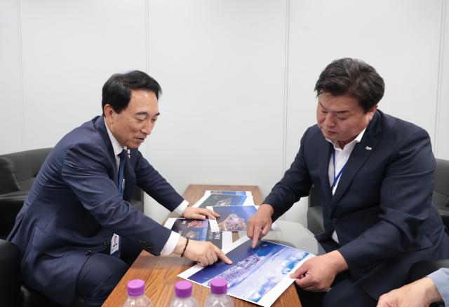 임병택 시장이 박수현 국가균형성장특별위원장왼쪽과 면담을 갖고 기념촬영을 하고 있다 사진시흥시