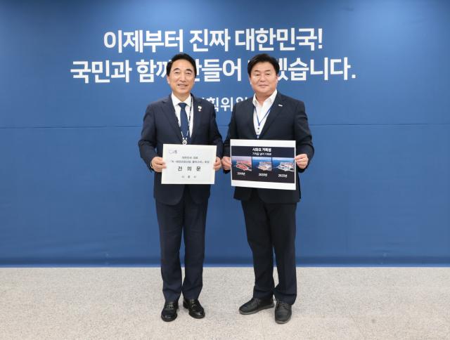 임병택 시장이 박수현 국가균형성장특별위원장왼쪽과 면담을 갖고 기념촬영을 하고 있다 사진시흥시