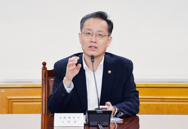 이형일 기획재정부 차관이 31일 서울 중구 은행회관에서 열린 거시경제금융회의를 주재하고 있다사진기획재정부