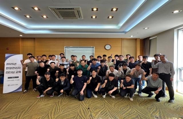 지난달 고려아연이 부반장을 대상으로 리더십 교육을 진향한 뒤 기념 촬영을 하고 있가사진고려아연