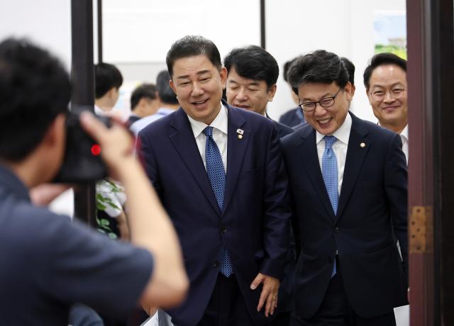 김병기 더불어민주당 당대표 직무대행 겸 원내대표 진성준 정책위의장이 31일 서울 여의도 국회에서 열린 정책조정회의에 참석하고 있다 사진연합뉴스