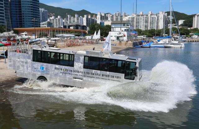 PHOTOS: Test-drive of amphibious bus in Busan