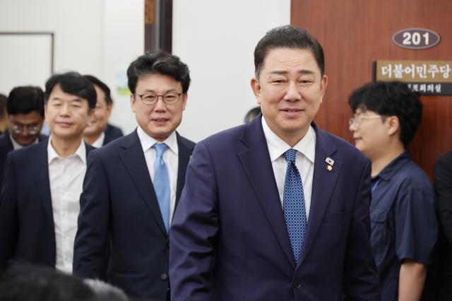 김병기 더불어민주당 당대표 직무대행 겸 원내대표 진성준 정책위의장이 31일 서울 여의도 국회에서 열린 정책조정회의에 참석하고 있다 사진연합뉴스