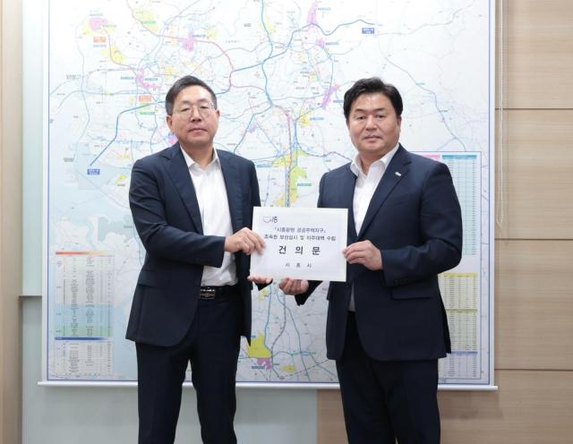 임병택 시흥시장은 최용택 LH 광명시흥사업본부장사진 왼쪽에게 건의문을 전달했다 사진시흥시