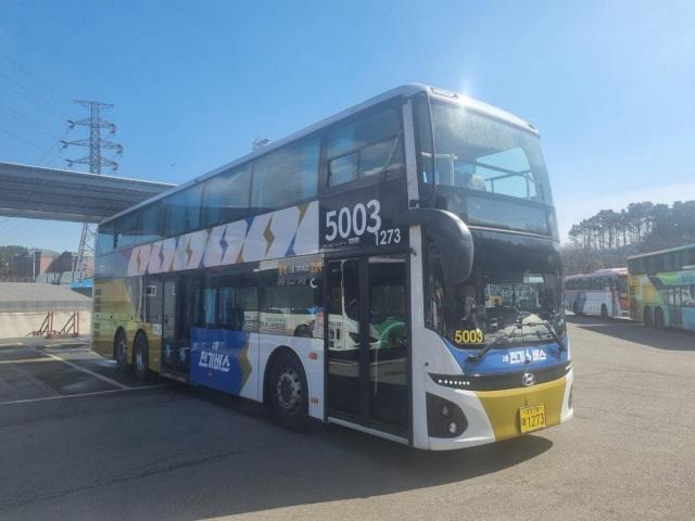 용인에서 강남역 방면 운행하는 5003번 2층 전기버스사진용인시