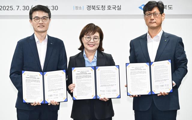 지난 30일 경북도청에서 열린 업무 협약식에서 왼쪽부터 서정오 iM뱅크 여신그룹장 양금희 경상북도 경제부지사 이영우 신용보증기금 전략사업부문 이사가 기념 촬영하는 모습 사진iM뱅크