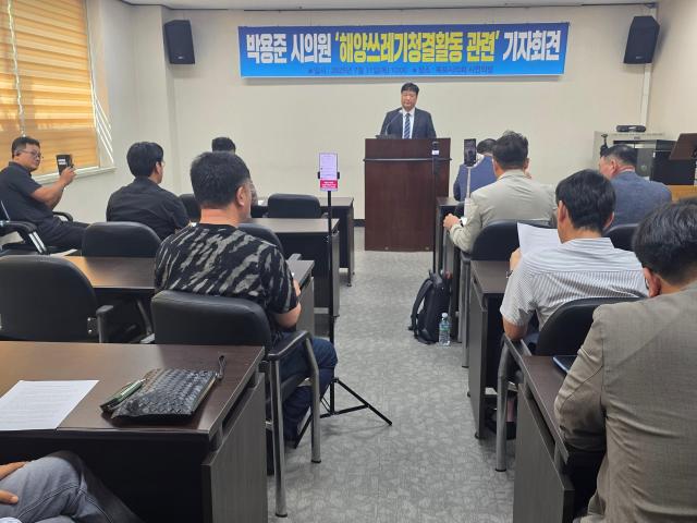 박용준 시의원이 자신에게 내려진 당원자격정지 1년의 중징계에 대해 “시민의 안전을 지키기 위한 정당한 의정활동이 징계 사유가 될 수 없다”며 강하게 반발하는 기자회견을 하고 있다사진김옥현 기자