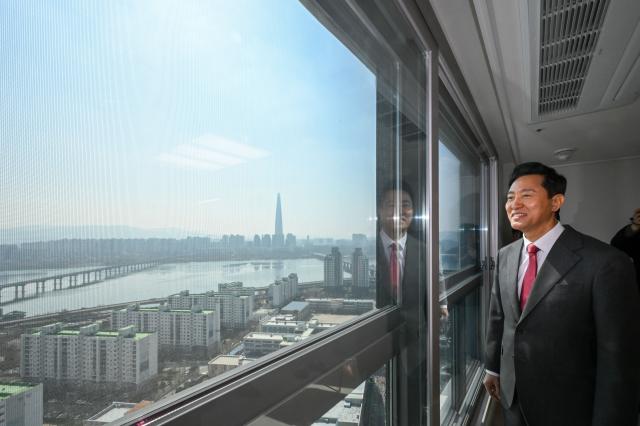오세훈 서울시장이 31일 서울 광진구 롯데캐슬 이스트폴에서 열린 미리내집 현장방문 및 신혼부부 간담회에 참석해 공가주택을 둘러보고 있다 2025331 공동취재