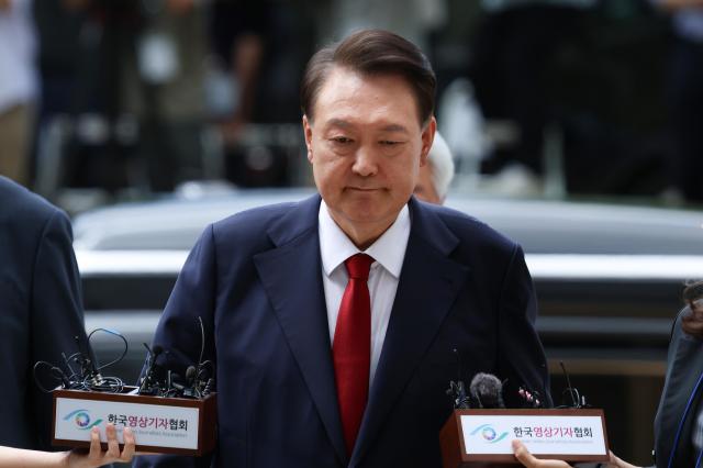 12·3 비상계엄과 관련해 특검의 수사를 받는 윤석열 전 대통령이 9일 서울 서초구 서울중앙지법에서 열린 영장실질심사에 취재진의 질문을 받으며 출석하고 있다 사진연합뉴스