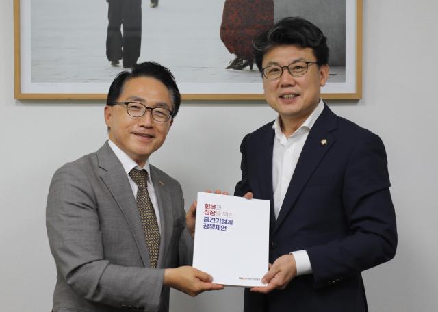 지난 30일 이호준 한국중견기업연합회 상근부회장왼쪽이 국회에서 진성준 국정기획위원회 부위원장을 만나 회복과 성장을 위한 중견기업계 정책 제언을 전달하고 있다 사진한국중견기업연합회