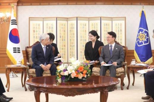 Thủ tướng Hàn Quốc tiếp Thủ tướng Kim Jong-un gặp Chủ tịch Ủy ban TW Mặt trận Tổ quốc Việt Nam Đỗ Văn Chiến