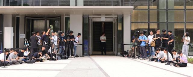 Prosecutors set to force Yoon to appear for questioning as court issues arrest warrant
