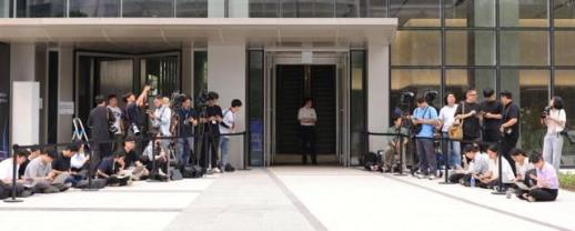 Prosecutors set to force Yoon to appear for questioning as court issues arrest warrant