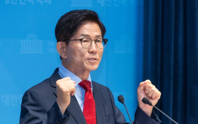 국민의힘 당 대표 선거에 출마한 김문수 후보가 31일 국회 소통관에서 비전·공약 발표를 하고 있다 사진연합뉴스