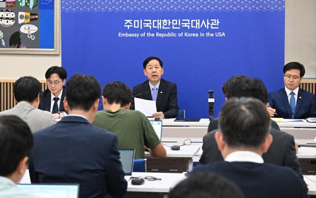 구윤철 경제부총리 겸 기획재정부 장관이 30일현지시간 미국 워싱턴DC 주미한국대사관에서 열린 한-미 통상협의 결과브리핑에서 발표문을 낭독하고 있다 왼쪽부터 김정관 산업통상자원부 장관 구윤철 부총리 여한구 통상교섭본부장 사진기획재정부