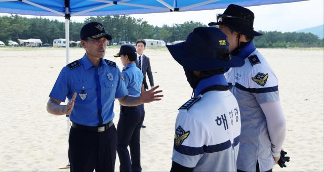 동해지방해양경찰청이 여름철 성수기 연안안전 특별대책기간 중 연안 사고 예방 및 대응 태세 확립을 위해 7월 31일 치안 현장 점검에 나서고 있다 사진동해해경청