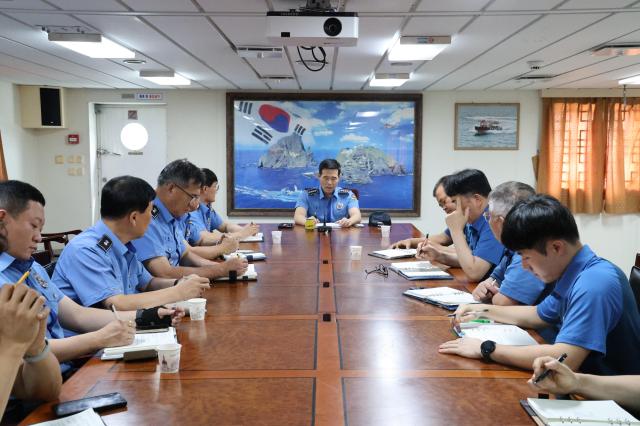 김환경 동해해양경찰서장가운데이 31일 함정 내 회의실에서 여름철 공직기강 확립과 복무 의식 제고를 위해 경비함정 승조원을 대상으로 직접 복무 교육을 실시하고 있다 사진동해해경
