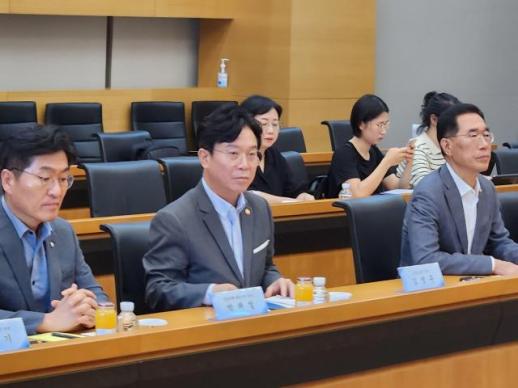 포스코이앤씨 찾은 김영훈 고용장관 안전은 노사 공동 이익…산재 재발 막아야